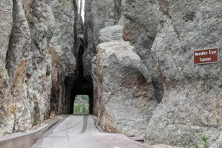 Entrée du tunnel Needles Eye à travers d'immenses formations rocheuses de granit