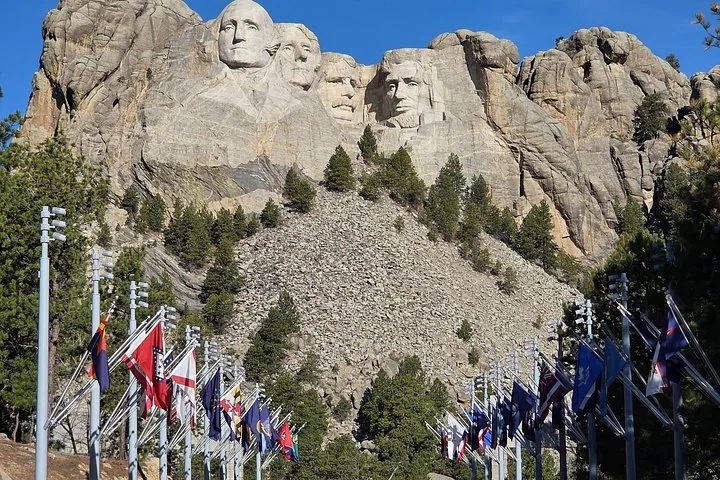 Mount Rushmore Memorial, gesehen über einer Allee der Staatsflaggen
