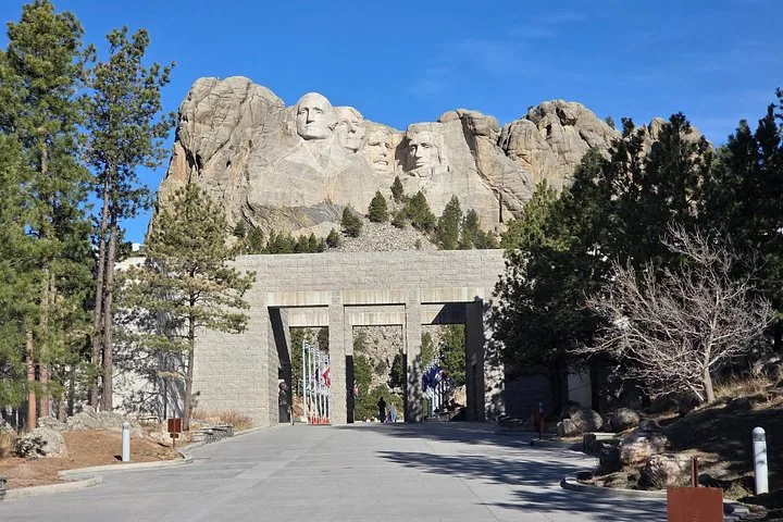 Eingang zur Avenue of Flags, der zum Mount Rushmore National Memorial führt